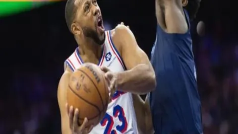 北京国安与上海上港中超排位赛第20轮1-1战平，阿兰破门洛佩斯补射追平比分